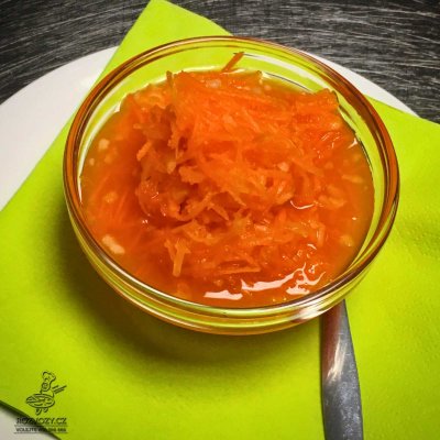 Mrkvový salátek s jablkem a kapkou citrónové šťávy