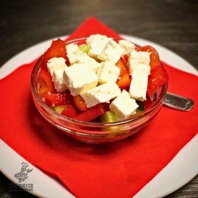 Malý šopský salát se sýrem balkánského typu
