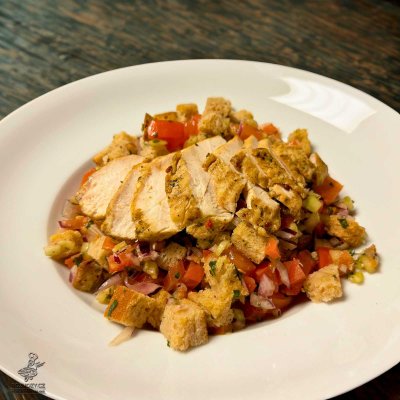 Salát Panzanella s kuřecím masem
