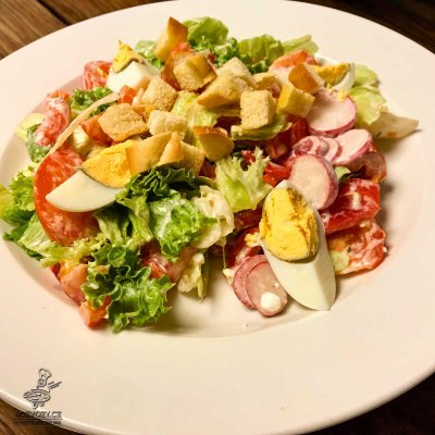 Zeleninový salát s ředkvičkami a jogurtovým dresinkem