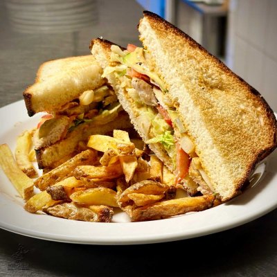 Kuřecí BBQ sandwich, domácí hranolky