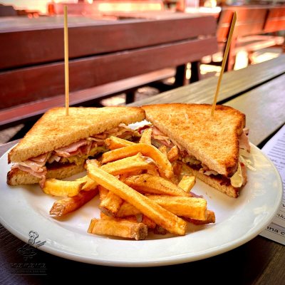 Sandwich s uzeným kachním prsem a cibulovou remuládou, domácí hranolky