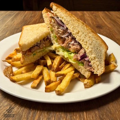 Sandwich s trhanou krkovicí, rajčaty a česnekovým dresingem, DOMÁCÍ hranolky