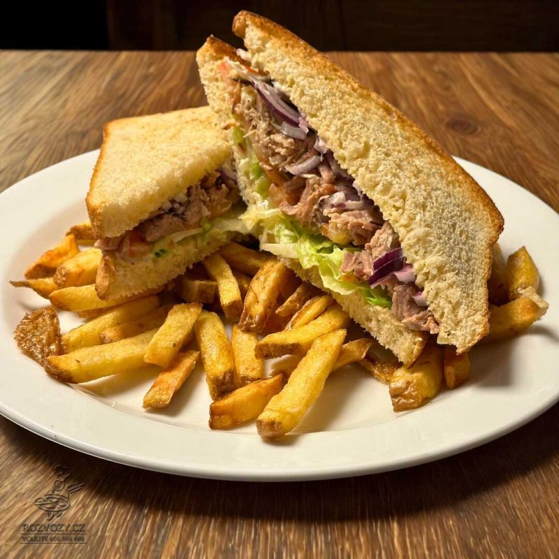 Sandwich s trhanou krkovicí, česnekový dresink, domácí hranolky
