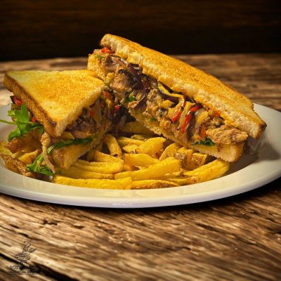 Sandwich s trhaným vepřovým masem, pečenou zeleninou, domácí hranolky