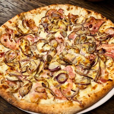 Pizza alla carbonara e cipolla