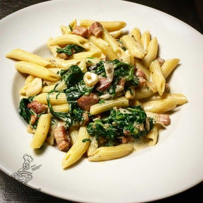 Penne con spinaci e pancetta