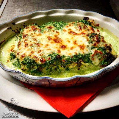 Lasagně s kuřecím masem, špenátem, česnekem, smetanou a sýrem