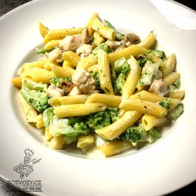 Penne con pollo e broccoli