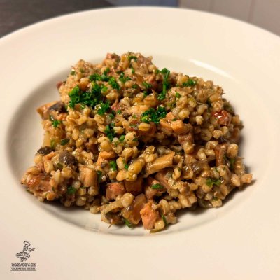 Kroupový kuba s houbami a uzeným masem