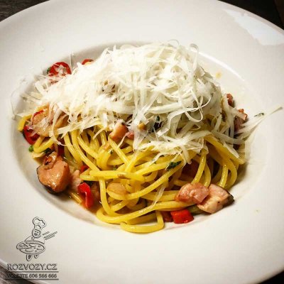 Spaghetti aglio e olio pancetta