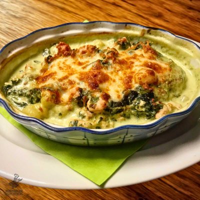 Zapečené domácí bramborové noky s kuřecím masem, špenátem, česnekem, smetanou a sýrem