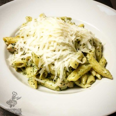 Penne pesto con pollo
