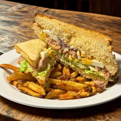 Tuňákový sandwich s majonézou a vejcem, hranolky