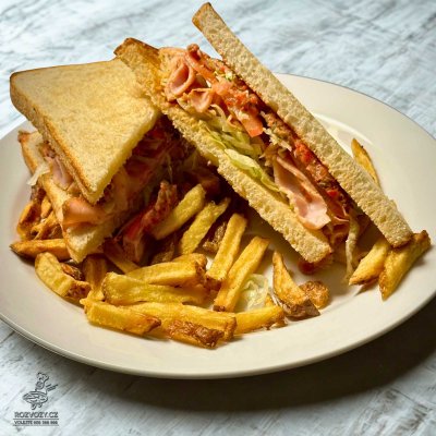 Sandwich s vepřovou pečení a okurkový relish, domácí hranolky