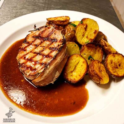 Vepřový steak ve slanině, silná šťáva, opečené grenaille (brambůrky)