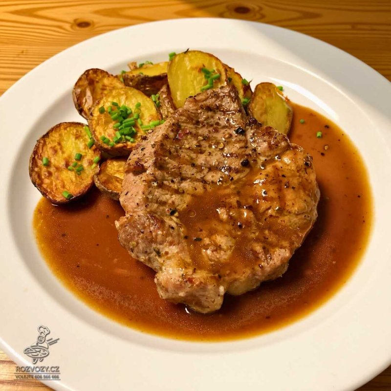 Grilovaný vepřový steak z krkovice, opečené grenaille sypané pažitkou