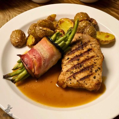 Vepřový steak, zelené fazolky, smažené grenaille