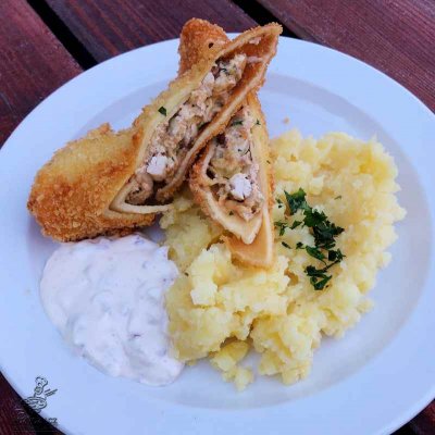 Smažená rizoletka s trhaným kuřecím masem a čedarem, mačkaný brambor, cibulová majonéza