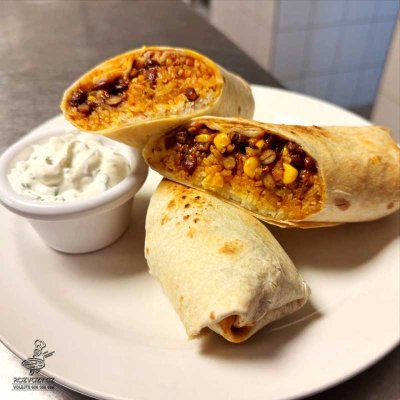 Burrito s mletým hovězím masem, fazolemi, kukuřicí a rýží, dip ze zakysané smetany
