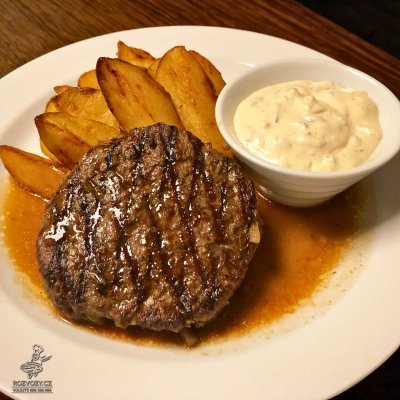 Mletý hovězí biftek, americké brambory, cibulová majonéza