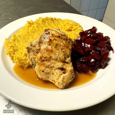 Grilovaný krůtí steak, cizrnové pyré