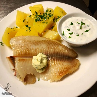 Filet z Tilápie žluté s bylinkovým máslem, vařené brambory, pažitkový dip