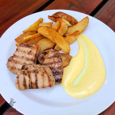 Vepřové medailonky z pečeně, čedarový dip, domácí americké brambory