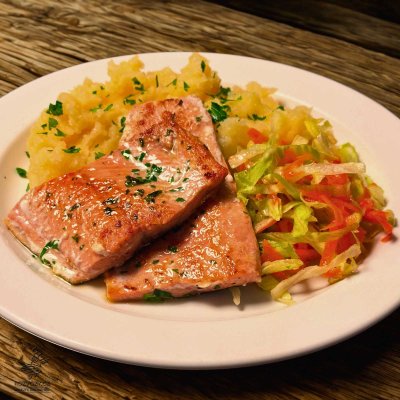 Filátko z lososa (GORBUŠA), mačkané brambory a zeleninový salátek