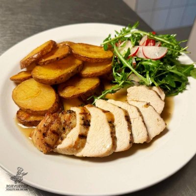 Marinované kuřecí prso, smažené bramborové dukáty, salátek