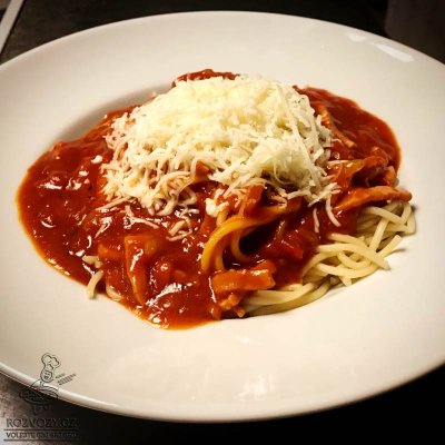 Milánské školní špagety se šunkou a tomatem, sypané sýrem