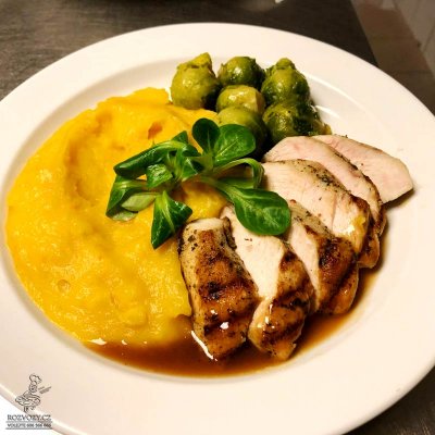 Grilovaný kuřecí steak, bramborovo-dýňové pyré