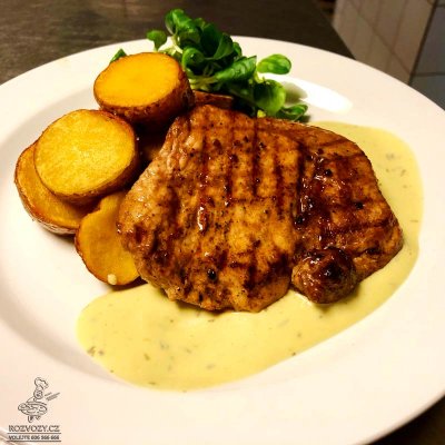 Vepřový steak s hořčičnou omáčkou s estragonem, opečené bramborové dukátky