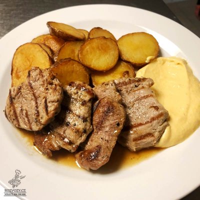 Vepřové medailonky, čedarový dip, opečené bramborové dukáty