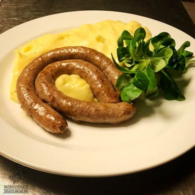 Grilovaná CHIPOLATA (čerstvá klobása z hrubě mletého masa], bramborová kaše