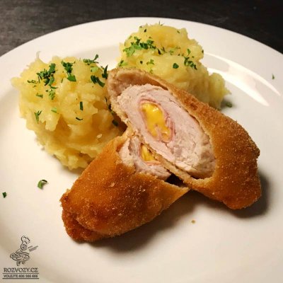 Smažená vepřová kapsa plněná šunkou a chedarem, mačkaný brambor