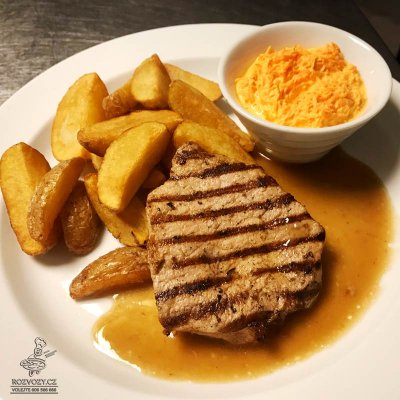 Vepřový grilovaný steak, opečené grenaille, dip z mrkve a majonézy