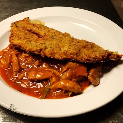 Pikantní vepřová směs se zeleninou v domácím bramboráku