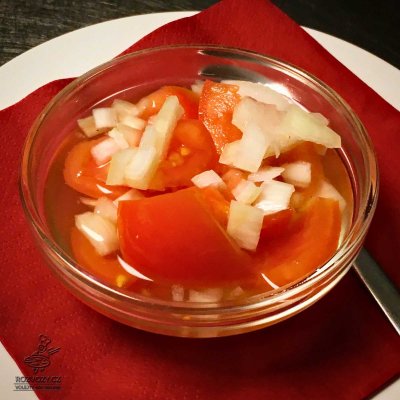 Rajčatový salátek s cibulí a sladko-kyselou zálivkou