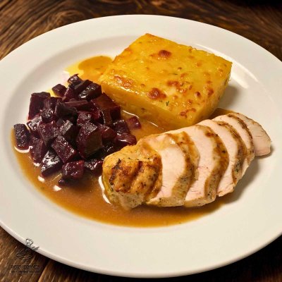 Kuřecí steak, zapečené brambory se sýrem čedar, červená řepa