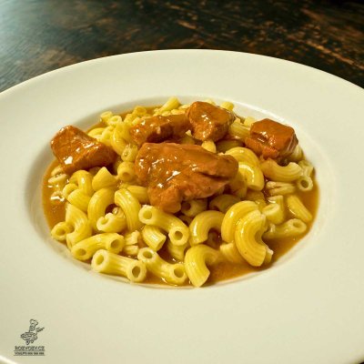 Vepřové kostky na kmíně, těstoviny (kolínka)