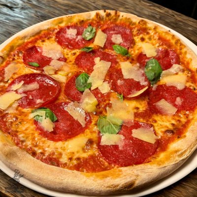 Pizza salami e grana padano