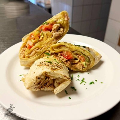 Tortilla s kuřecími stehenními kousky v gyros koření, ledový salát, rajče, česnekový dip