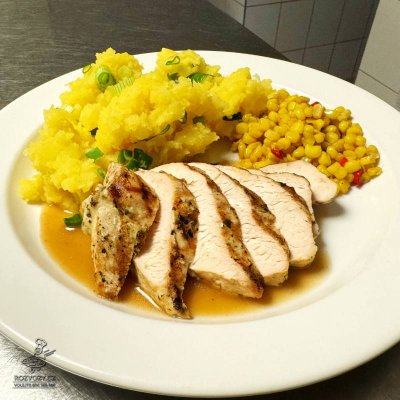 Kuřecí steak, máslová kukuřice, šťouchané brambory