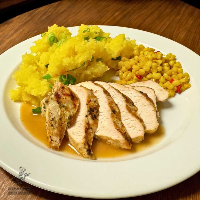 Kuřecí steak, máslová kukuřice, šťouchané brambory