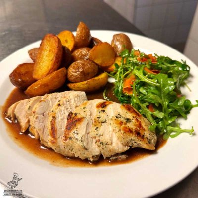 Filírovaný kuřecí steak, smažené grenaile, medová mrkev s rukolou