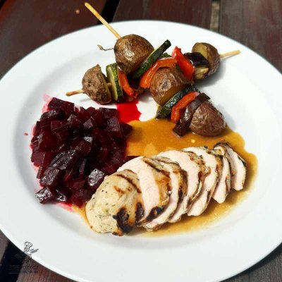 Kuřecí steak, zeleninový špíz, červená řepa