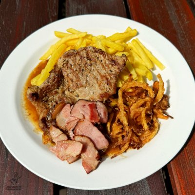 Dřevorubecká krkovice, vídeňská cibulka, hranolky