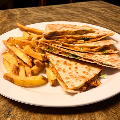 Quesadilla s trhaným kuřecím masem, domácí hranolky