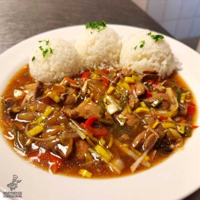 Kachní nudličky na žampionech, porku, paprice a cibuli, jasmínová rýže